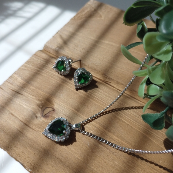 Elegant Silver and Green Heart Necklace - Picture 10 of 17